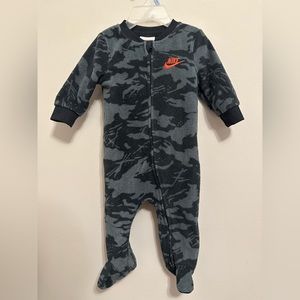 Nike sportswear camo sleep and play